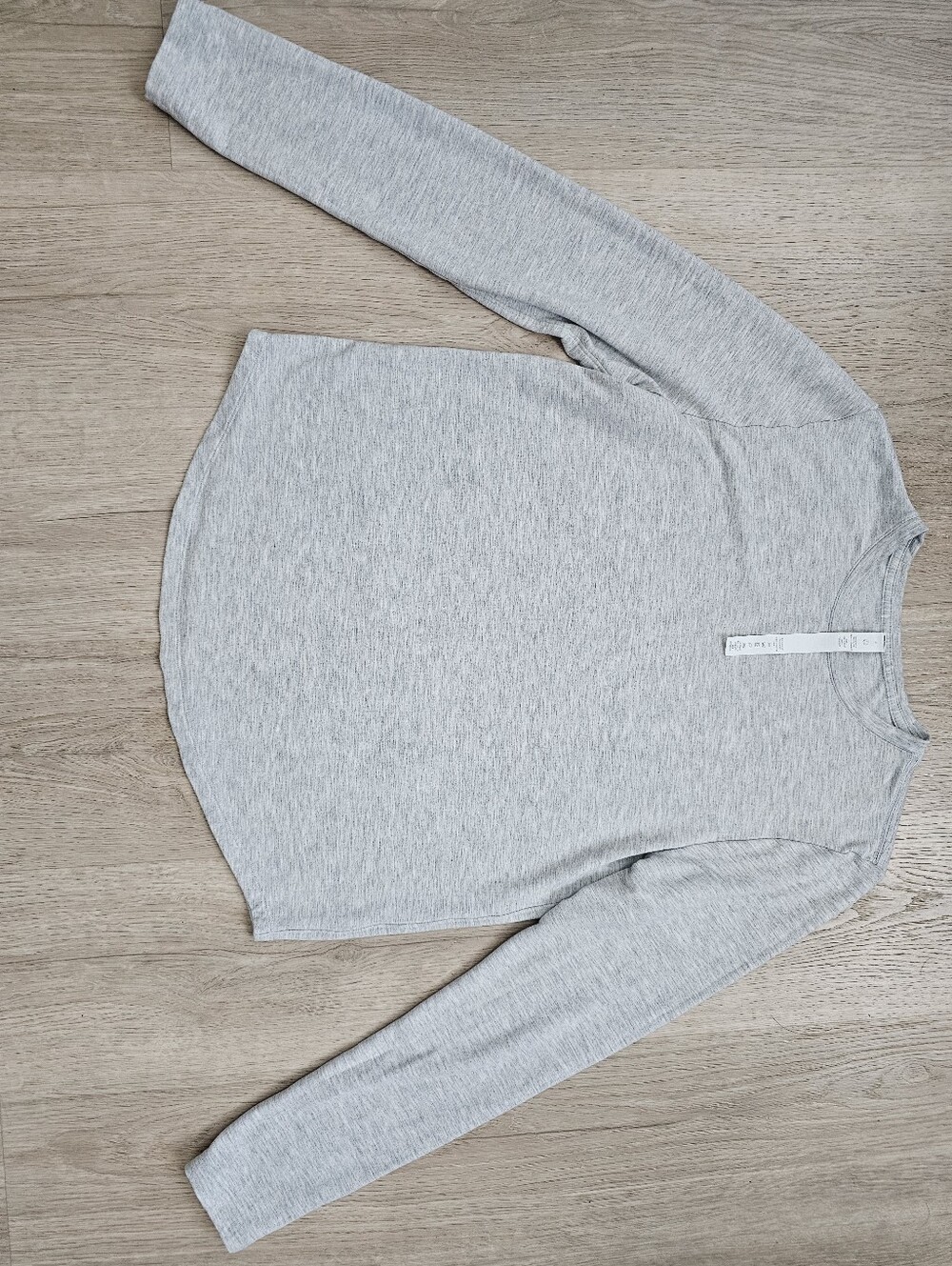 Lululemon Light Gray Long-Sleeve Crewneck Top - Women 6 - Picture 5 of 9